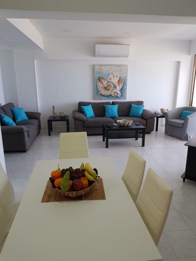 Haig'S Dream Flat On The Beach Larnaca Exteriör bild