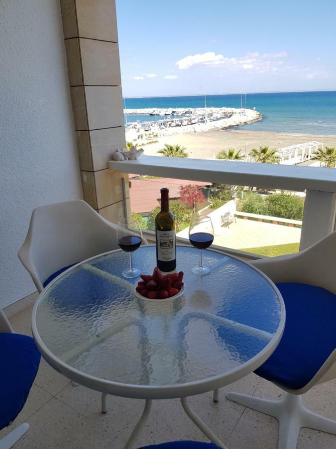 Haig'S Dream Flat On The Beach Larnaca Exteriör bild