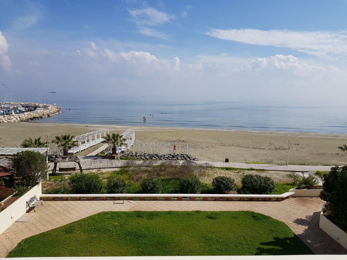 Haig'S Dream Flat On The Beach Larnaca Exteriör bild
